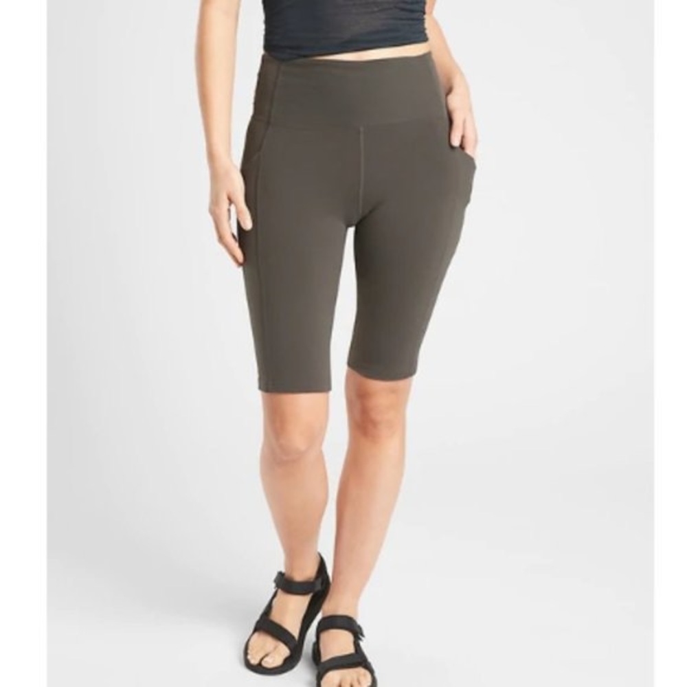 Athleta Excursion Hybrid 11" Short